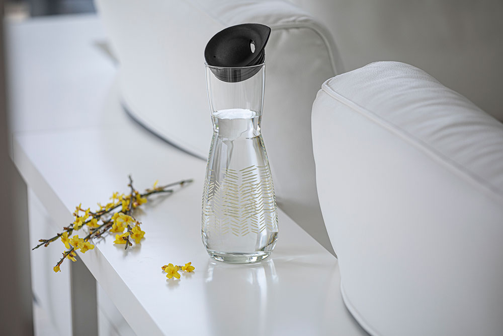 Karaffe Luna 0,25 Liter mit schwarzem Deckel