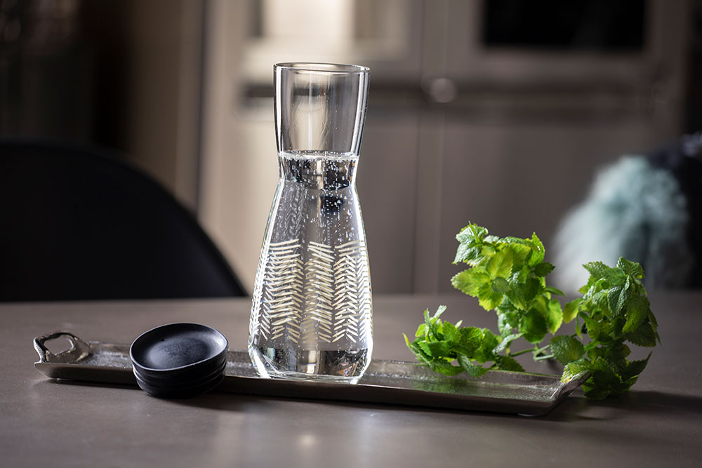 Karaffe Luna 0,25 Liter mit schwarzem Deckel